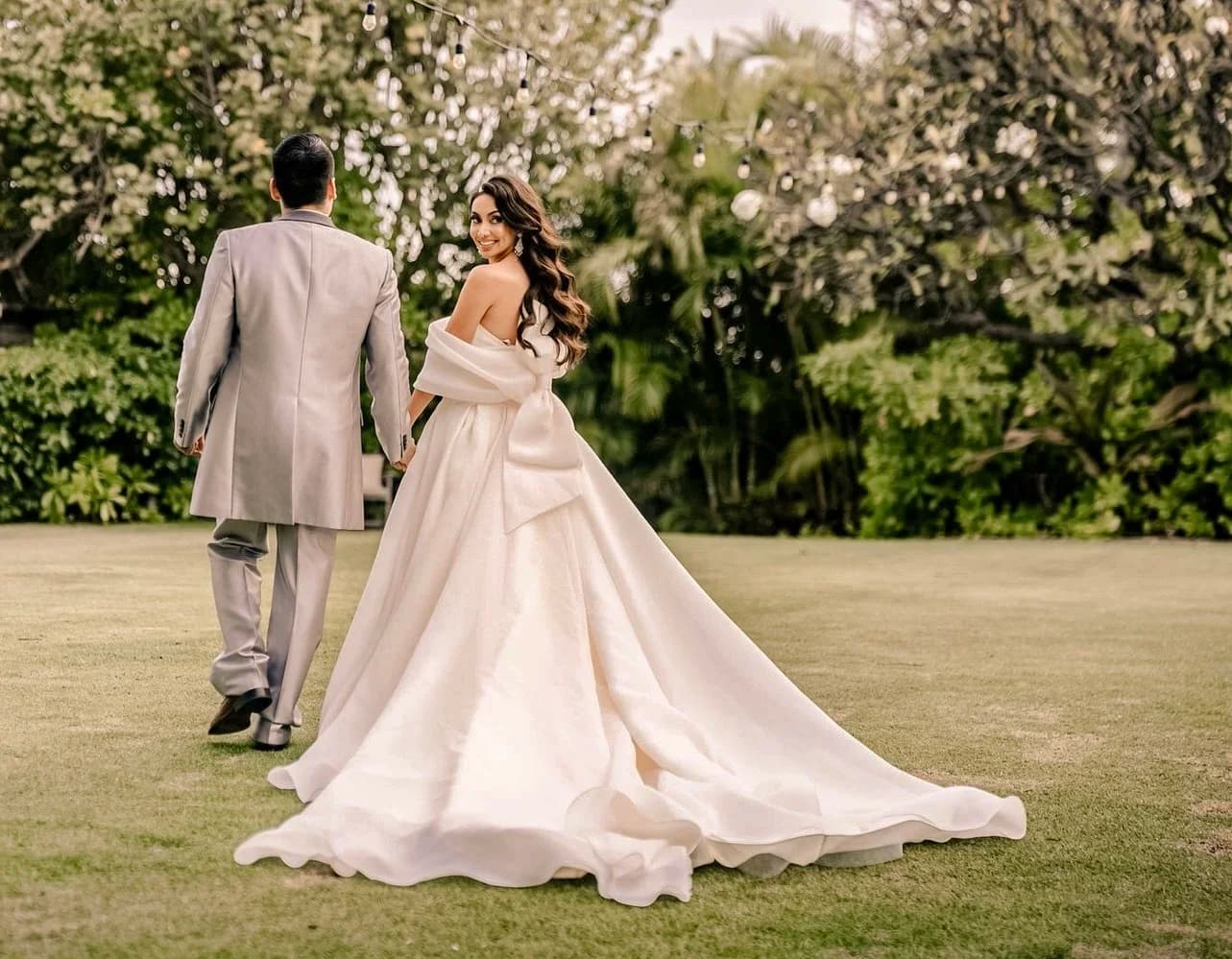 Couple on the lawn at Kaimea Estates